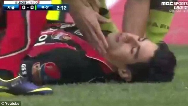 Cau thu can dut luoi sau cu va cham kinh hoang hinh anh